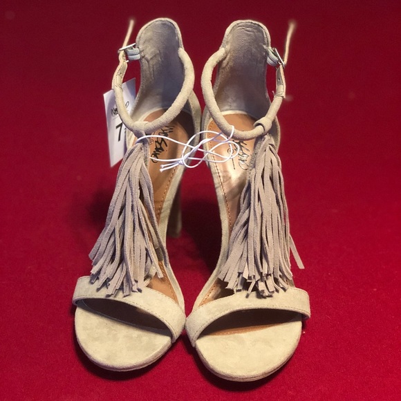NWT ADORABLE Taupe Suede Heels - Picture 1 of 5